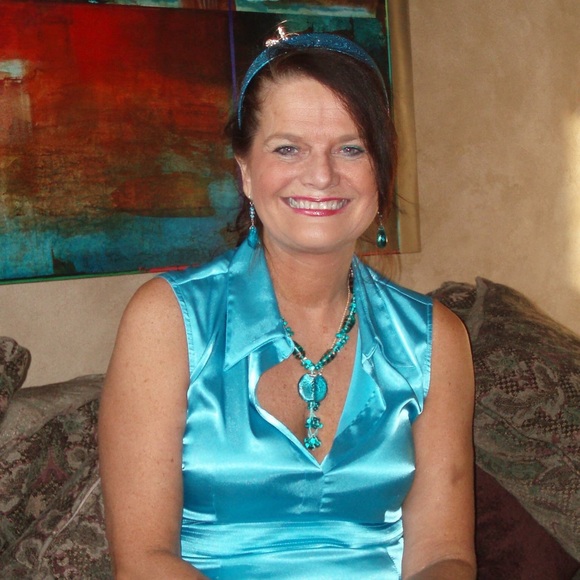 Meet your Posher, Debbie - Picture 1 of 2